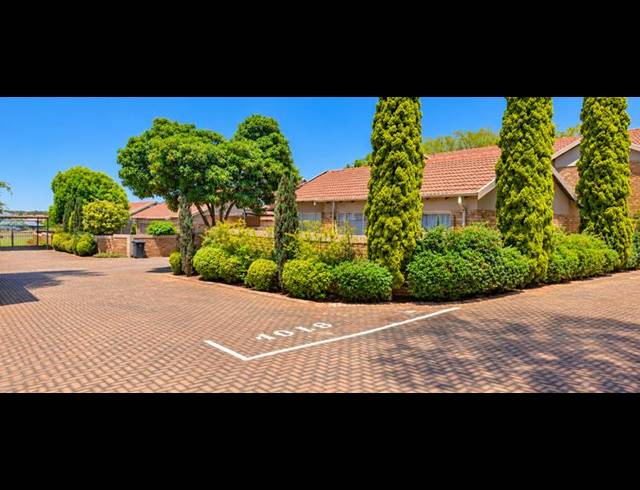 3 BEDROOM TOWNHOUSE FOR SALE IN HEUWELSIG ESTATE